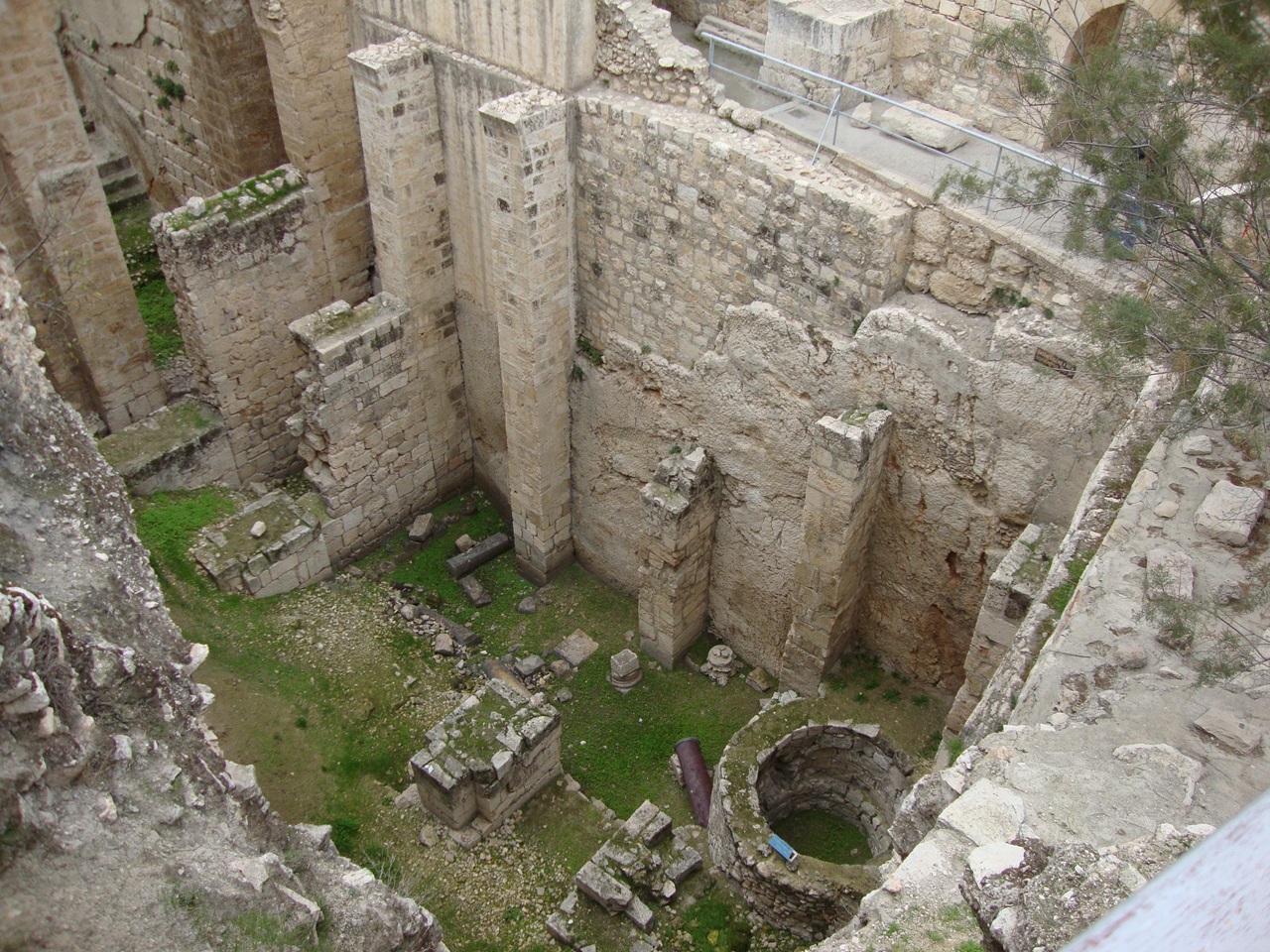 El Estanque de Siloé es mencionado diversas veces en la Biblia. Isaías 8:6 menciona las aguas de este estanque e Isaías 22:9 hace referencias a la construcción del túnel de Ezequías. Para los cristianos, la mención más notable del estanque se encuentra en el Evangelio según Juan cuando menciona el acto de Jesús de curar un hombre ciego de nacimiento.
