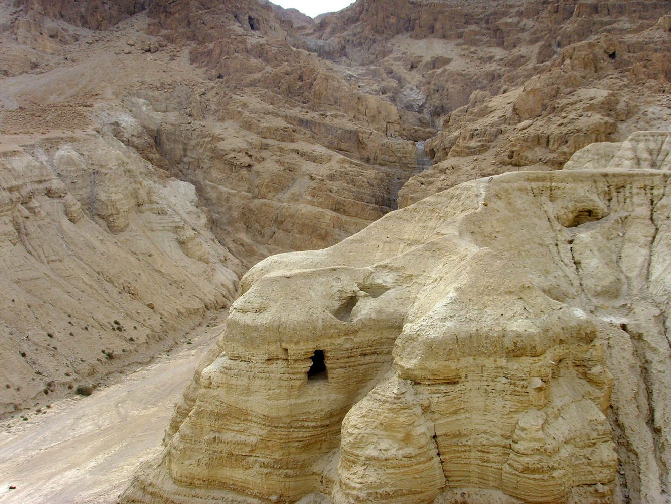 Uma das 11 cavernas de Qumran, Israel, onde mais de 900 rolos foram encontrados.
