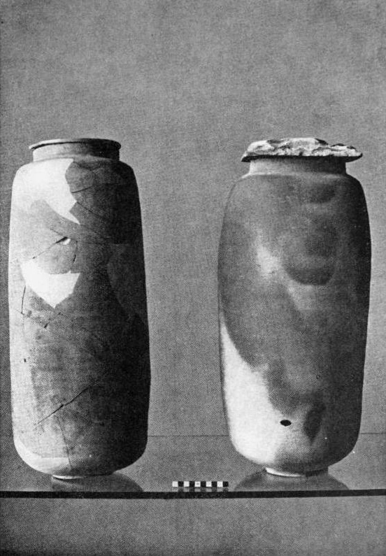 Dois dos jarros nos quais os fragmentos dos rolos foram encontrados. O formato dos jarros e das tampas são únicos da região de Qumran.
