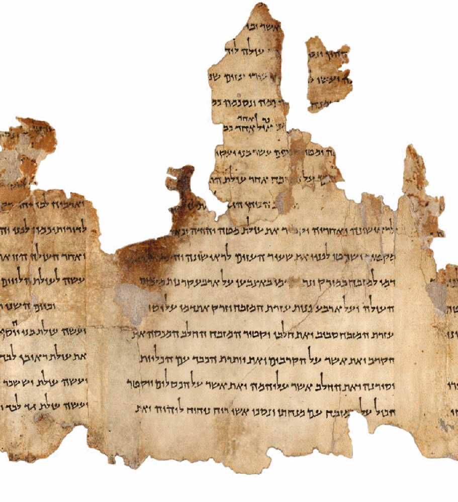 Fragmento do rolo encontrado na caverna 11 (The Temple Scroll). Foi escrito em Hebreu sobre couro muito fino de animal. Tem um comprimento de 8.146 metros, o mais longo dos rolos encontrados em Qumran.
