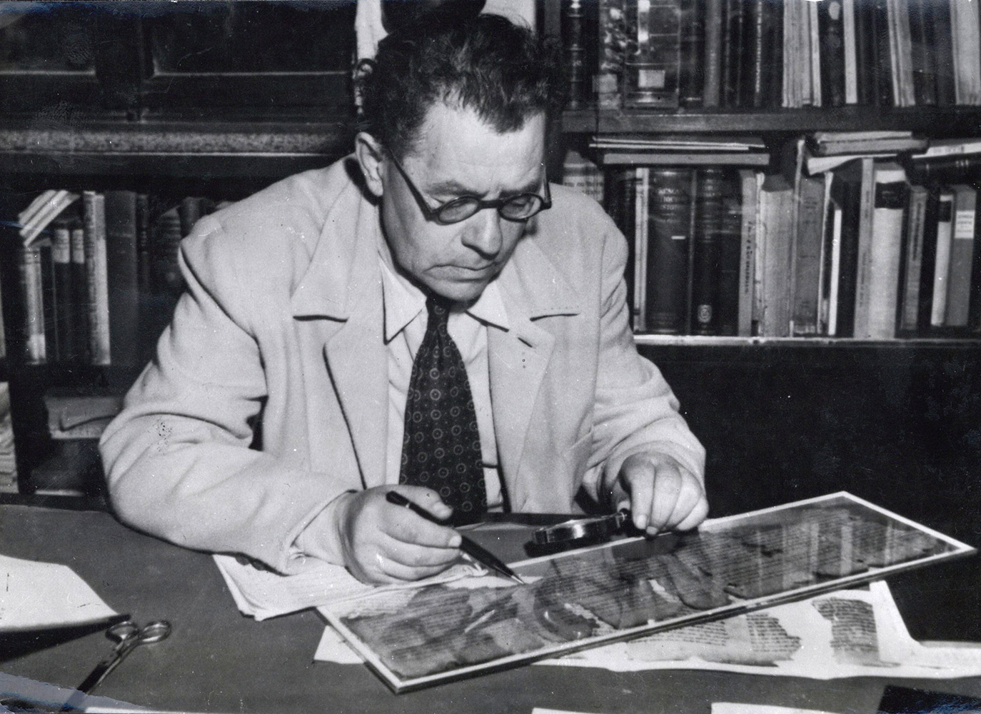 Arqueólogo e professor Eliezer Lipa Sukenik, examinando um dos Manuscritos do Mar Morto, em 1951.
