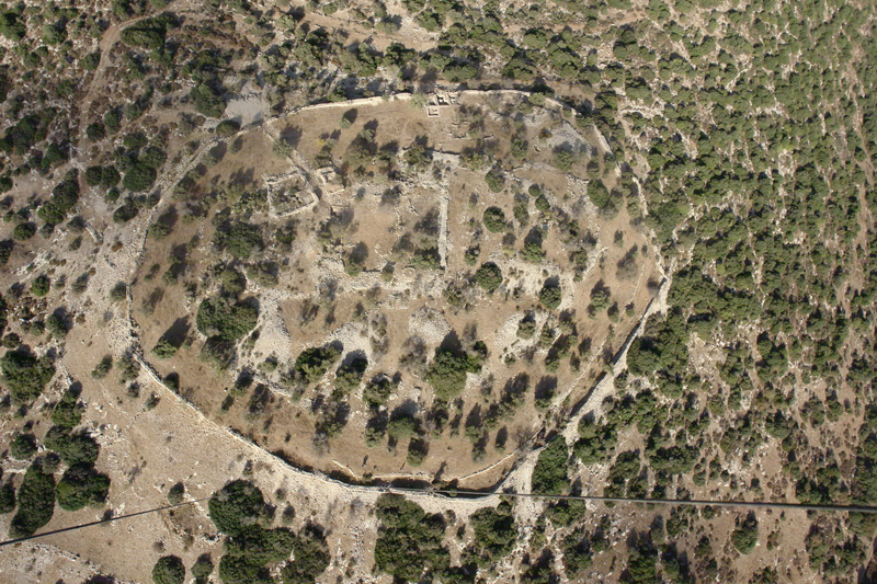 Vista aérea do sítio arqueológico de Khirbet Qeiyafa, onde as ruínas do Palácio do Rei Davi foram encontradas.
