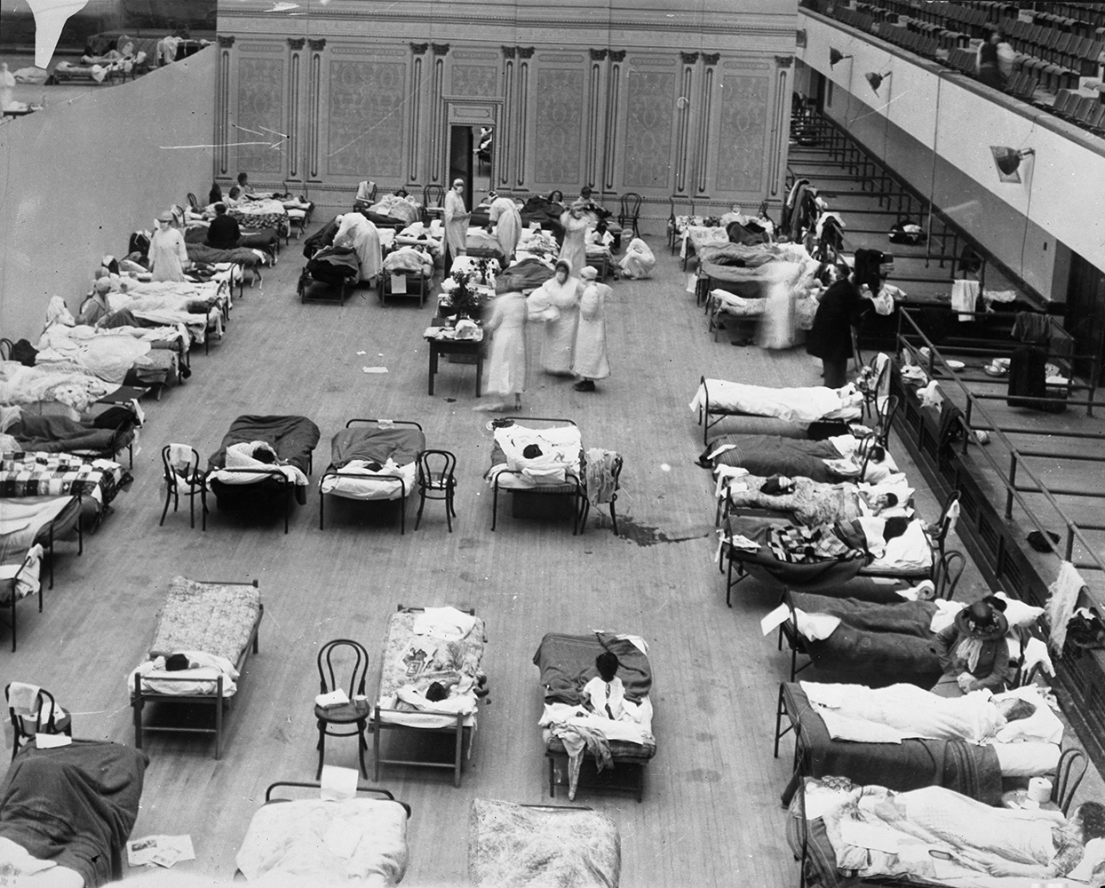 O sinal da pestilência. A Gripe espanhola de 1918 foi uma das maiores pestilências da história, com um total estimado de 21 milhões de vítimas. Na imagem, enfermeiras da Cruz Vermelha Americana atendendo a pacientes da gripe em um ambulatório improvisado no Auditório Municipal de Oakland, Estados Unidos.

