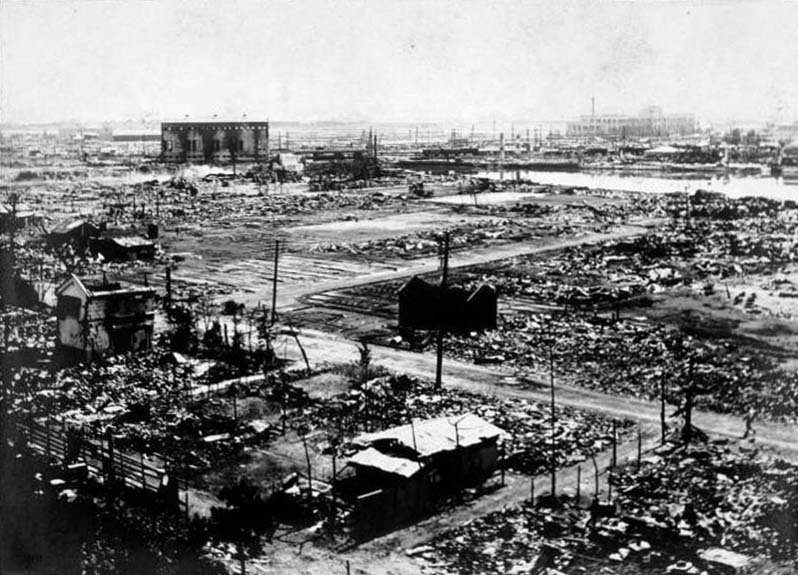 O sinal dos terremotos. O terremoto que atingiu o Japão em 1923 teve dimensões catastróficas, deixando 1,5 milhão de feridos e 200 mil mortos.
