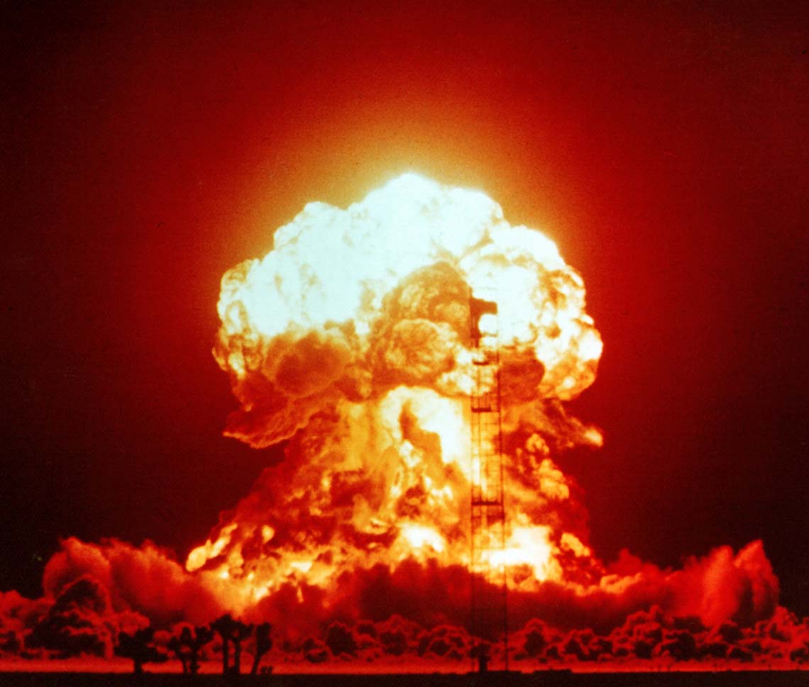 O sinal do temor. A bomba nuclear instaurou um grande temor sobre a segurança da humanidade. Na imagem, teste nuclear realizado em 1953, na área de testes de Nevada, Estados Unidos.
