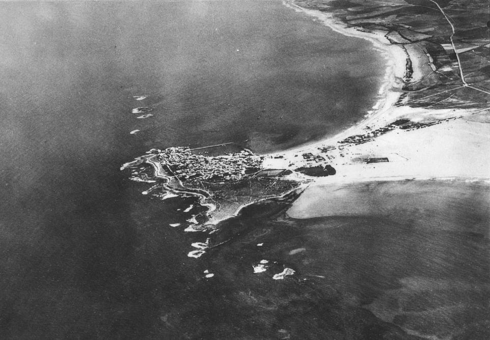 Vista aérea de Tiro, feita pela força aérea Francesa em 1934. A ilha tornou-se uma península a partir do aterro feito por Alexandre, fazendo parte hoje do território do Líbano.